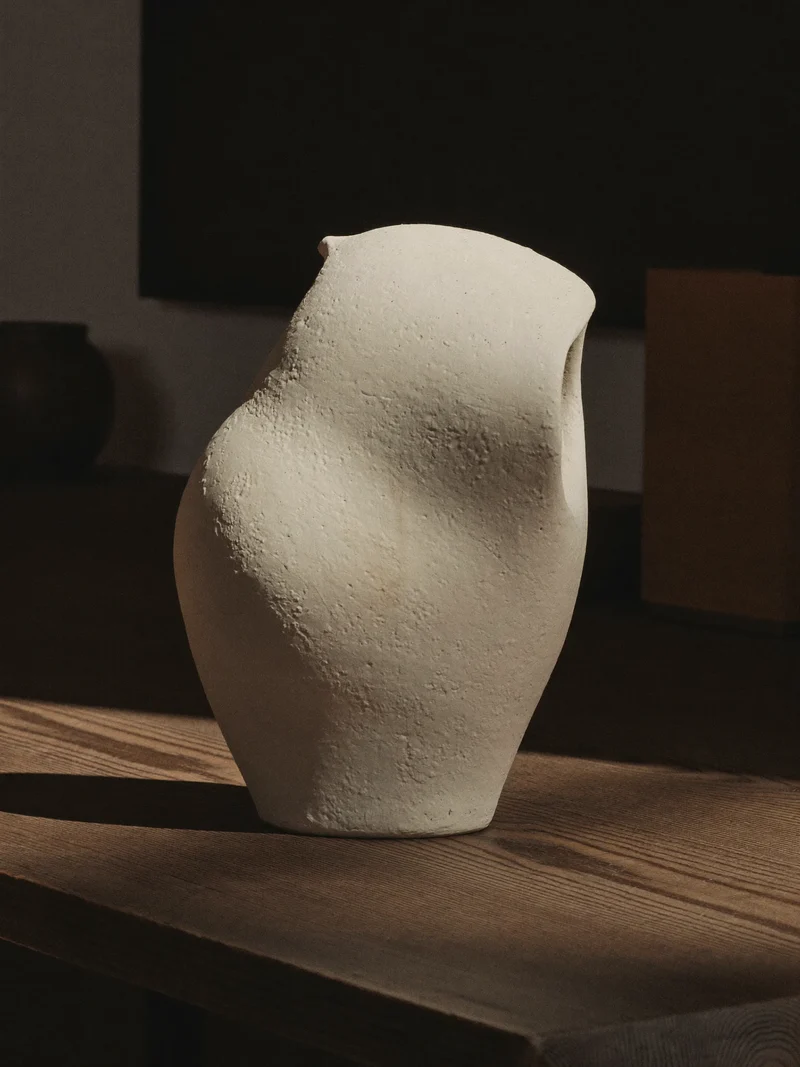 Ilustrație: vază ceramică cu siluetă asimetrică, studiu de design
